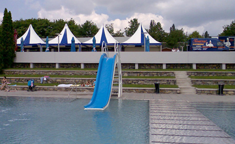 Propojené pagody zastřeší kavárenskou zahrádku. 