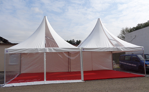  Pagoda se slídovým opláštěním skvěle poslouží jako VIP sekce nebo repre veletržní stánek.