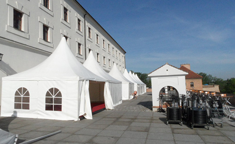 Opravdu příjemně působí pagoda s bočním opláštěním s okny. <a
                            href='http://pupaproduction.cz/party-stany-reference.html' target='_blank'>Špilberský food
                            festival</a>.