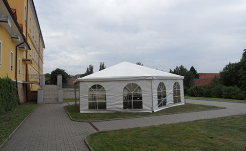 Šestihranný pavilon vhodně doplní atmosféru zámeckých slavností. <a
                            href='http://pupaproduction.cz/party-stany-reference.html' target='_blank'>Svatba Líšeňský
                            zámeček</a>.